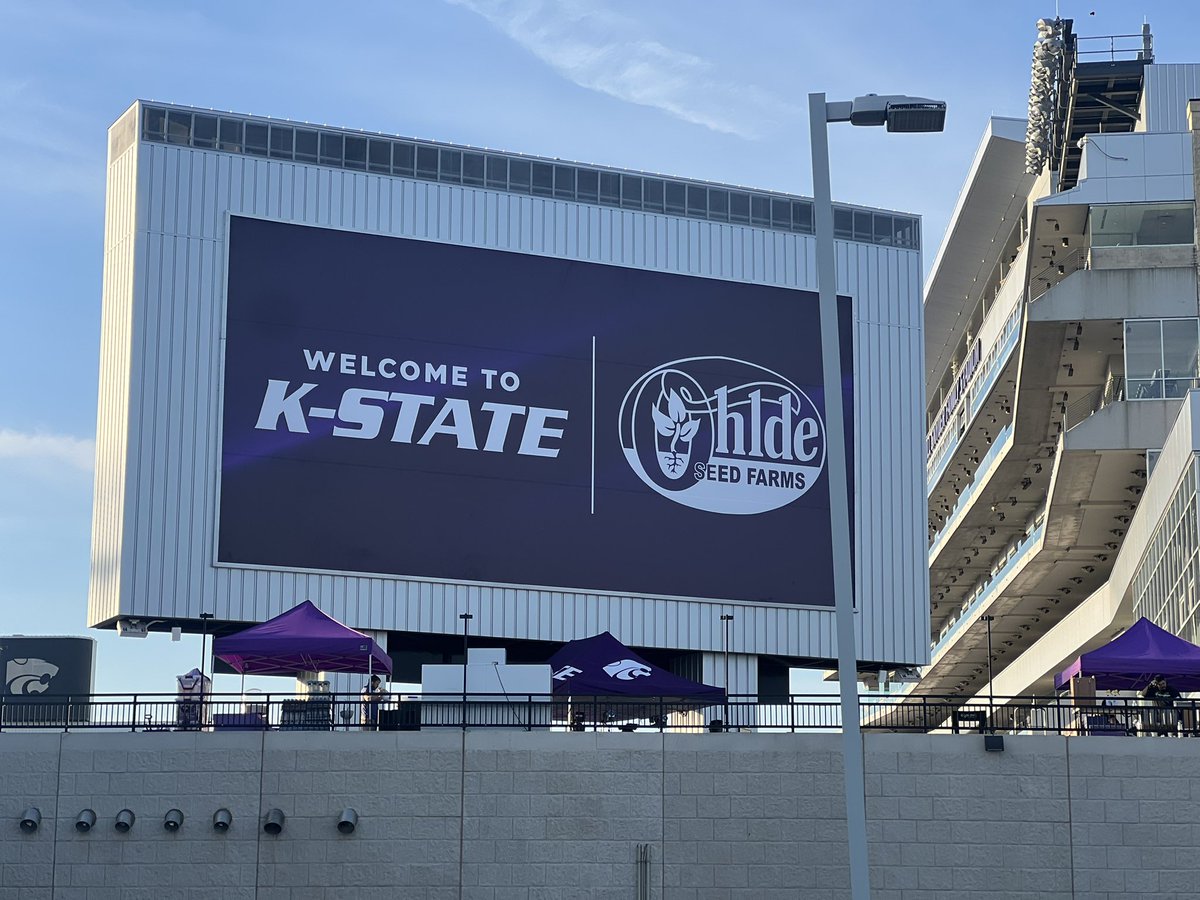 _santiago_micah's tweet image. After a great game day visit at @KStateFB and a conversation with @CoachMikeTui I am blessed to receive an offer from @KStateFB !!! @_CoachDonald @AidanMarks18 @MaddiGage @EricHotz67 @J_Gentile38 @bwfootballcoach @PigsInPurple @MikeSautter_ @NENextt #EMAW