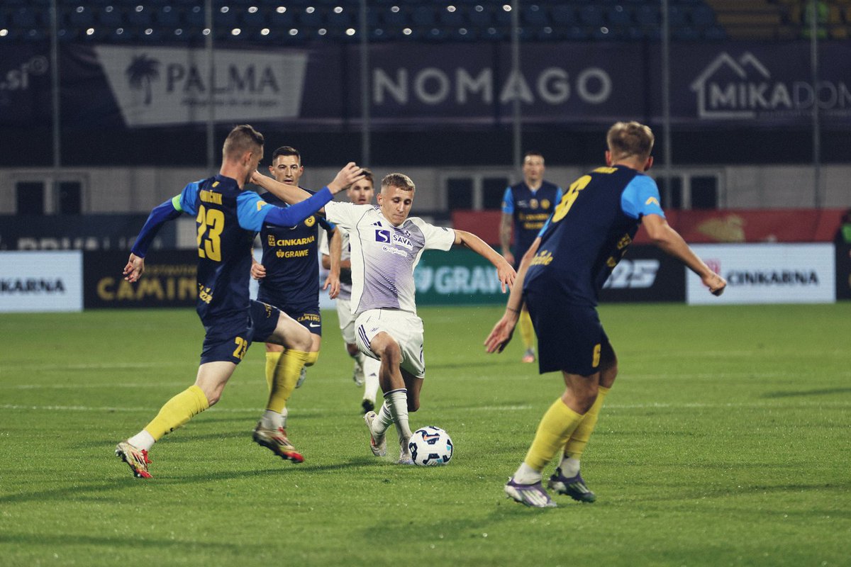 nkmaribor's tweet photo. Na odmor z zaostankom, Celjani vodijo z 1:0.
#miskupajenosmo #CEMB https://t.co/XQumKzcIsu