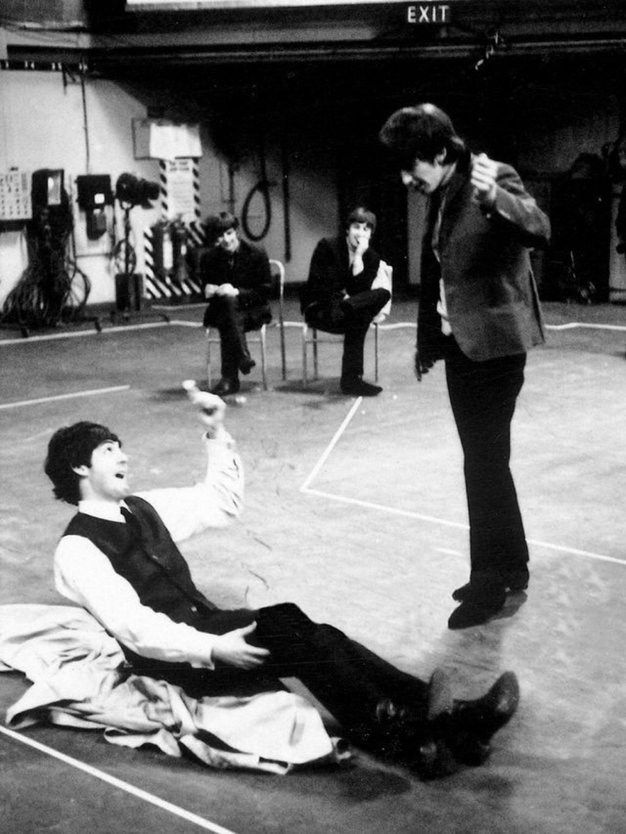 BeatlesArchive2's tweet photo. The #Beatles rehearsing for their Shakespeare skit, 1964. 
📷 Terry O’Neill https://t.co/BfyJNiDXXX