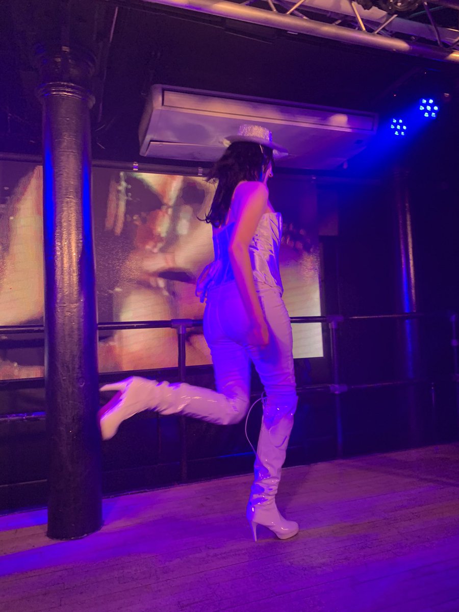 Craig running to the dressing room and back after Lewis #Strictly