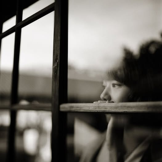 "No me quejo de que las cosas, los seres, los corazones sean perecederos, puesto que parte de su belleza se compone de esta desventura. Lo que me aflige es que sean únicos".
"Cuentos orientales", Marguerite Yourcenar
📷 yu+ichiro