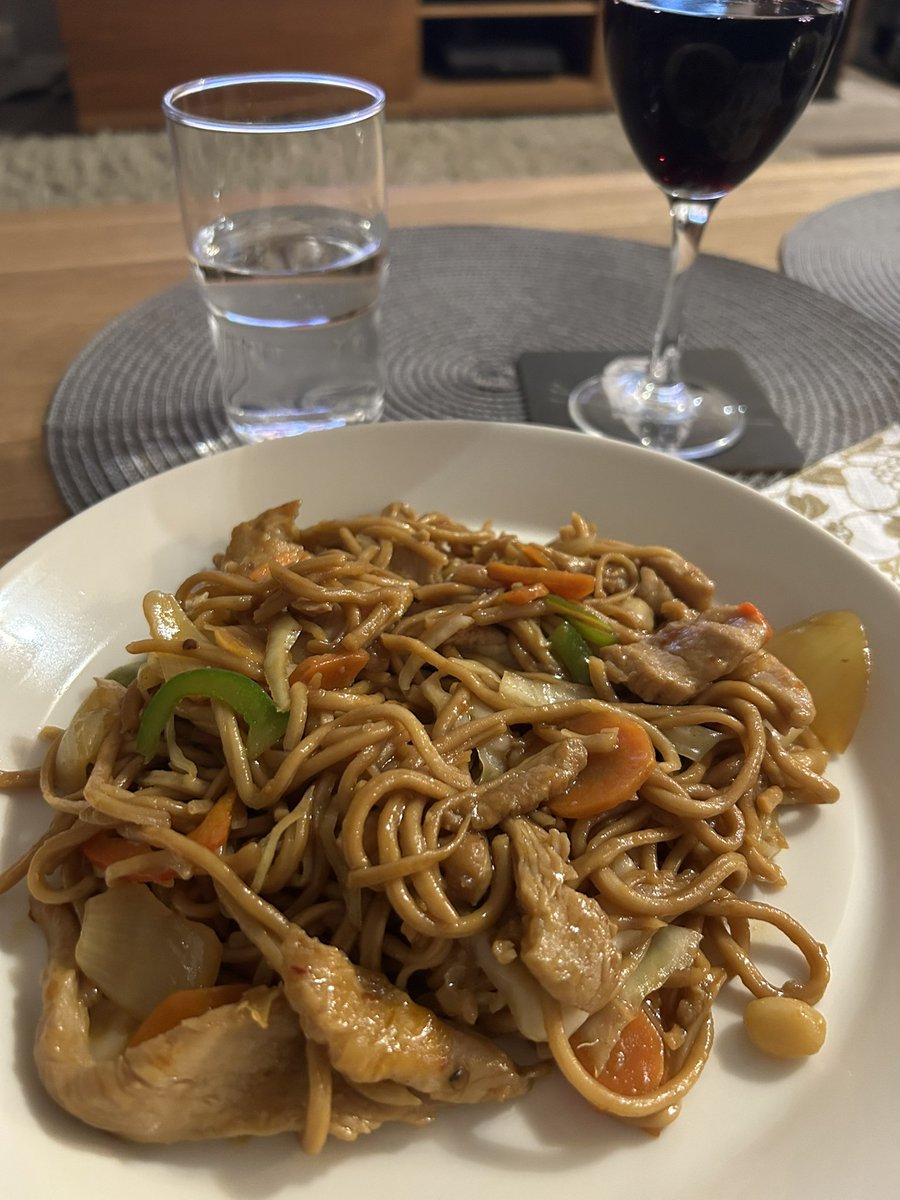 Tulikin pidempi Cruising 
Klaukkalasta Vehkalan kautta Porvooseen. Kokonniemi oli täynnä autoja ja ystäviä 🤗
Kuvaamaan en enää ehtinyt. 
Jatkobileisiin ei lähdetty. 
Päivällä ei ehditty syömään niin kaupan kautta kotiin, vanhus talliin ja ruokaa ääntä kohti 😋😋