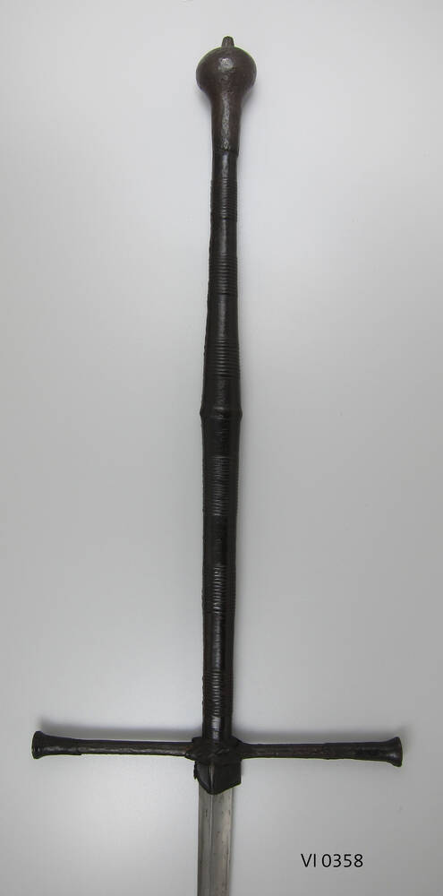 An exceptionally long and heavy #Estoc,

OaL: 89.1 in/226.3 cm
Blade Length: 62.4 in/158.5 cm
Weight: 9.2 lbs/4.2 kg

#Germany, possibly #Dresden, late 15th-early 16th century, housed at the <a href="/skdmuseum/">Staatliche Kunstsammlungen Dresden</a>

#weapons #sword #hre #holyromanempire #renaissance #skd #art #history