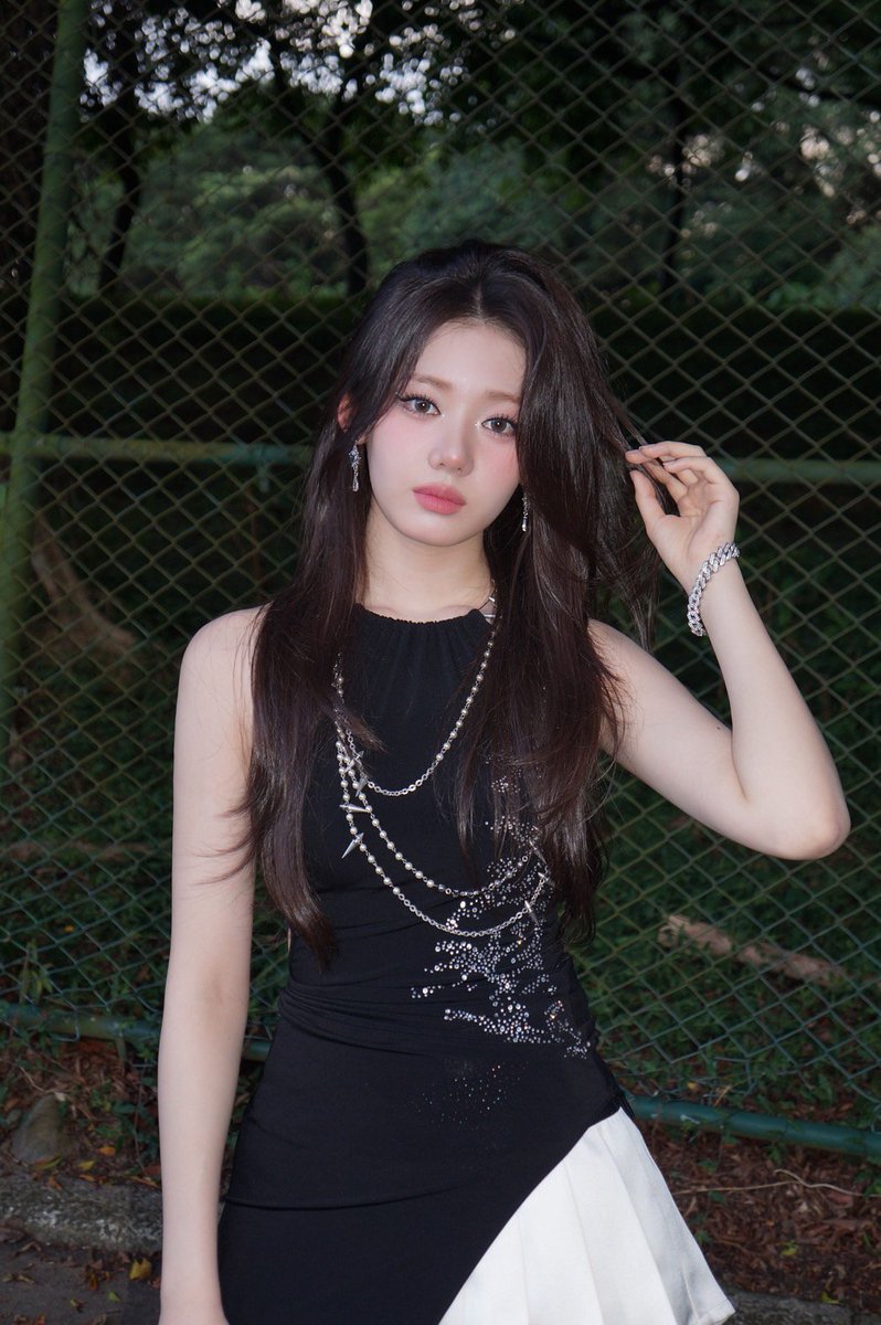 𝖠 𝗊𝗎𝗂𝖾𝗍 𝖼𝗁𝖺𝗋𝗆 𝗍𝗁𝖺𝗍 𝖼𝖺𝗉𝗍𝗂𝗏𝖺𝗍𝖾𝗌, 𝖾𝗒𝖾𝗌 𝗍𝗁𝖺𝗍 𝗁𝗈𝗅𝖽 𝖺 𝗍𝗁𝗈𝗎𝗌𝖺𝗇𝖽 𝗌𝗍𝗈𝗋𝗂𝖾𝗌, 𝖺𝗇𝖽 𝖺 𝗉𝗋𝖾𝗌𝖾𝗇𝖼𝖾 𝗍𝗁𝖺𝗍 𝖿𝖾𝖾𝗅𝗌 𝖻𝗈𝗍𝗁 𝗌𝗈𝖿𝗍 𝖺𝗇𝖽 𝗎𝗇𝖿𝗈𝗋𝗀𝖾𝗍𝗍𝖺𝖻𝗅𝖾.