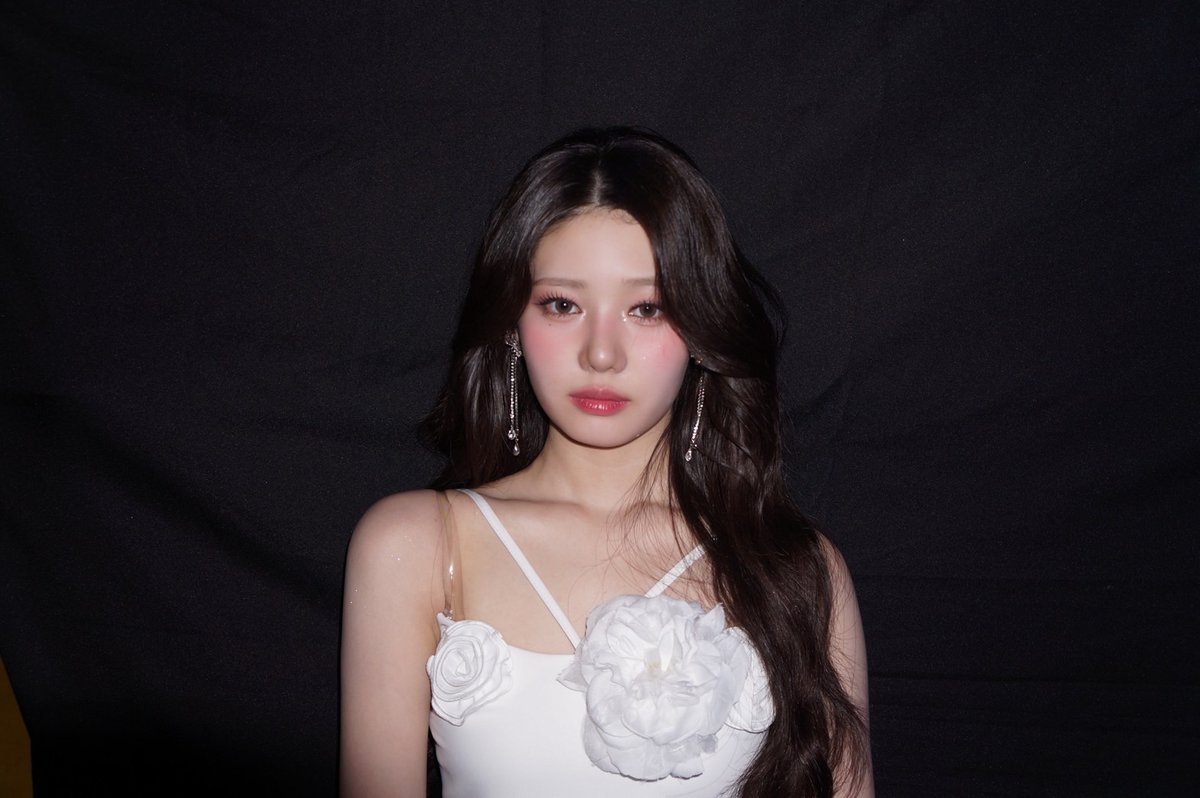 𝖶𝗂𝗍𝗁 𝗀𝗋𝖺𝖼𝖾 𝖺𝗌 𝗌𝗈𝖿𝗍 𝖺𝗌 𝗉𝖾𝗍𝖺𝗅𝗌 𝖺𝗇𝖽 𝖾𝗒𝖾𝗌 𝗍𝗁𝖺𝗍 𝗌𝗁𝗂𝗇𝖾 𝗅𝗂𝗄𝖾 𝗌𝗍𝖺𝗋𝗅𝗂𝗀𝗁𝗍, 𝗌𝗁𝖾 𝖻𝗅𝗈𝗈𝗆𝗌 𝖾𝖿𝖿𝗈𝗋𝗍𝗅𝖾𝗌𝗌𝗅𝗒, 𝗅𝖾𝖺𝗏𝗂𝗇𝗀 𝖻𝖾𝖺𝗎𝗍𝗒 𝗅𝗂𝗇𝗀𝖾𝗋𝗂𝗇𝗀 𝗂𝗇 𝖾𝗏𝖾𝗋𝗒 𝗀𝗅𝖺𝗇𝖼𝖾.