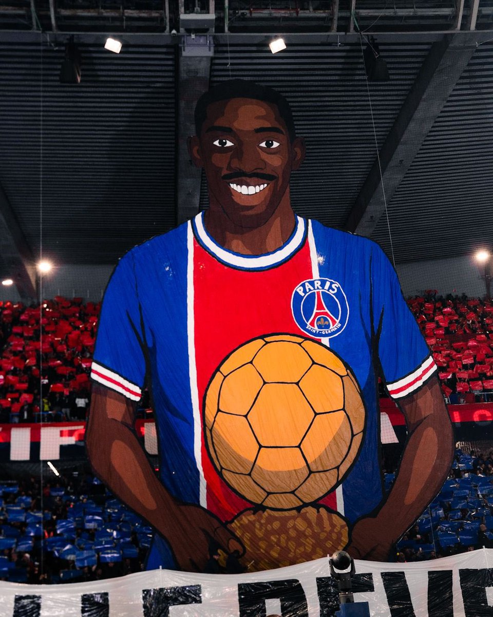 psgcommunity_'s tweet photo. C’est tout simplement magnifique on a les meilleurs supporters, osez dire le contraire 🔴🔵

(📸 @psgcommunity_ ) https://t.co/FbcB8S3kVN