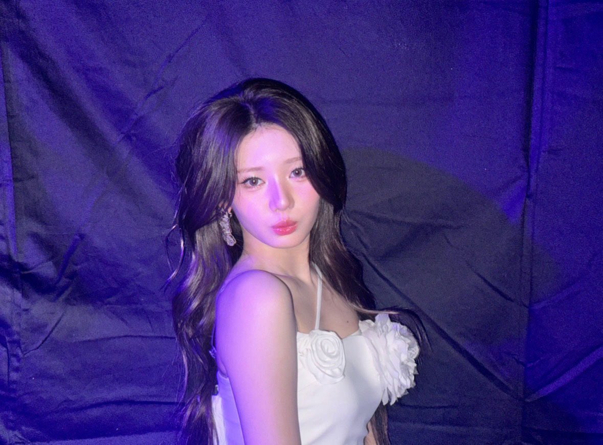 𝖡𝖺𝗍𝗁𝖾𝖽 𝗂𝗇 𝖺 𝗀𝗅𝗈𝗐 𝗈𝖿 𝗉𝗎𝗋𝗉𝗅𝖾 𝗅𝗂𝗀𝗁𝗍, 𝗁𝖾𝗋 𝖾𝗅𝖾𝗀𝖺𝗇𝖼𝖾 𝗌𝗁𝗂𝗇𝖾𝗌 𝖾𝗏𝖾𝗇 𝖻𝗋𝗂𝗀𝗁𝗍𝖾𝗋, 𝖺 𝗏𝗂𝗌𝗂𝗈𝗇 𝗈𝖿 𝖻𝖾𝖺𝗎𝗍𝗒 𝗍𝗁𝖺𝗍 𝗅𝗂𝗇𝗀𝖾𝗋𝗌 𝖾𝖿𝖿𝗈𝗋𝗍𝗅𝖾𝗌𝗌𝗅𝗒 𝗂𝗇 𝖾𝗏𝖾𝗋𝗒 𝗀𝗅𝖺𝗇𝖼𝖾.