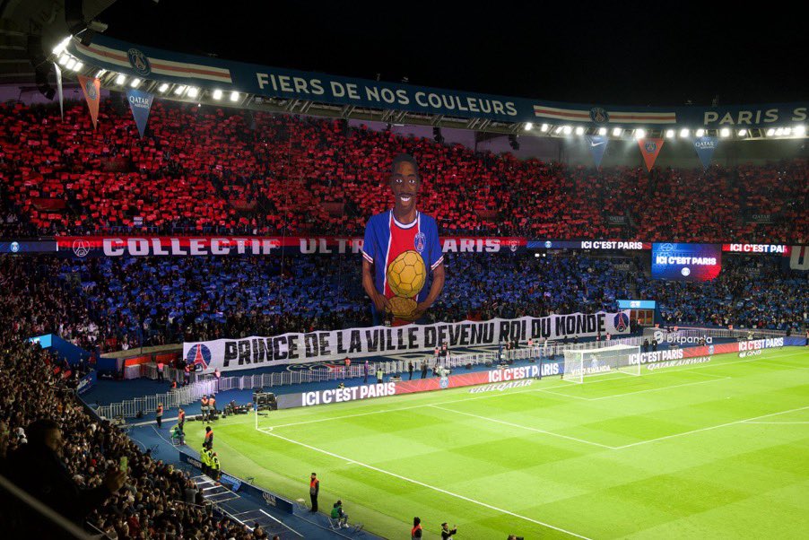 PSG_Report's tweet image. The tifos at the Parc des Princes tonight. 😍❤️💙