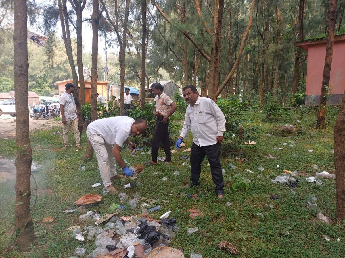 Cleaning of Dagara beach picnik spot by local volunteers during celebration of #SwachhataHiSeva2025