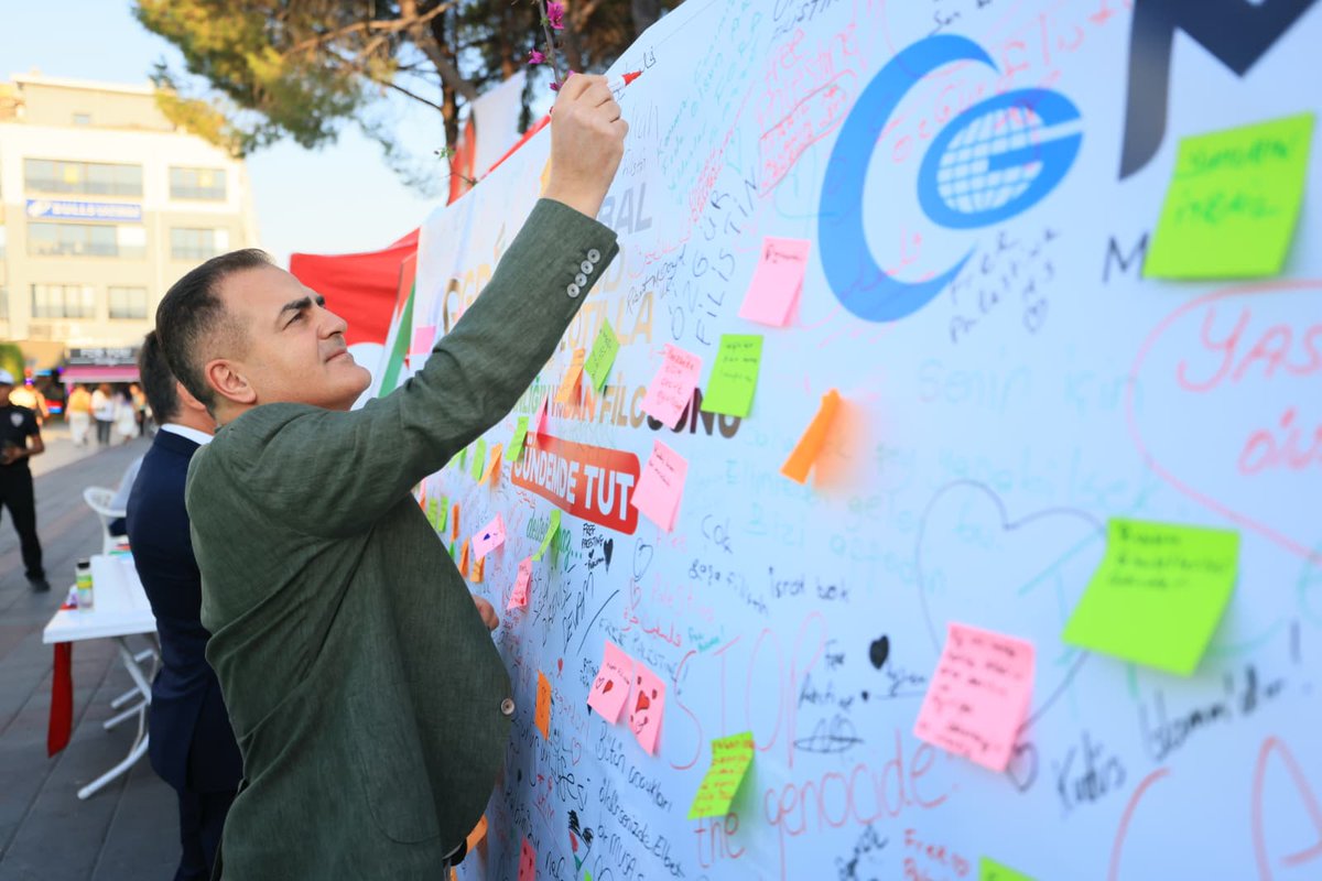 Valimiz Sayın Dr. İdris Akbıyık Fethiye Kaymakamı Fatih Akkaya ile birlikte Milli Gençlik Vakfı tarafından Beşkaza meydanında Gazze Çadır Nöbetini ziyaret etti.

Gazze'de bütün dünyanın gözü önünde bebeklerden yaşlılara, kadınlardan, çocuklara katledildiğini belirten Valimiz