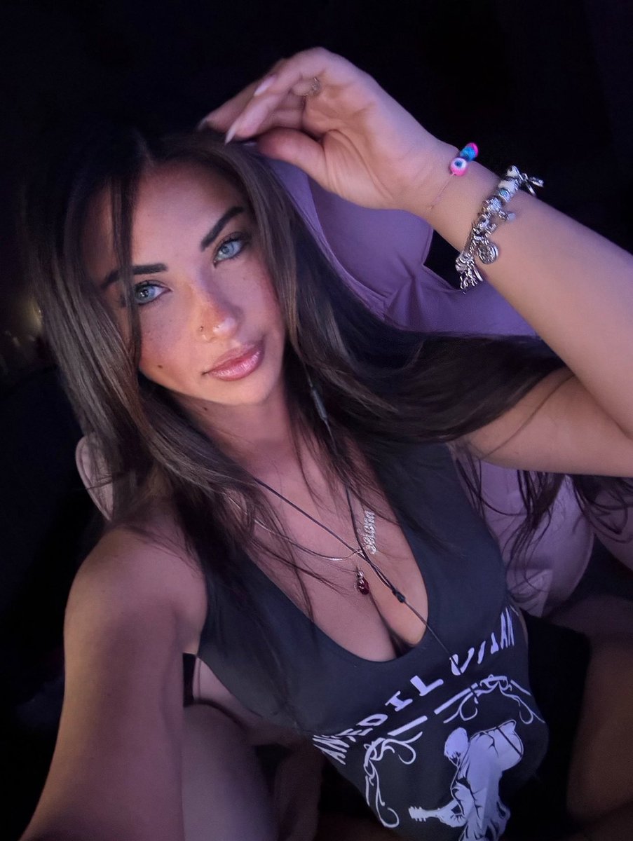 Selena🤍 tweet media