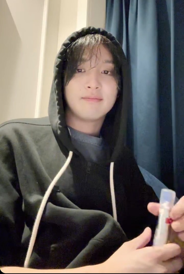 nctzenbase's tweet image. neozen Haechan di live hari ini bilang pita suaranya lagi sakit, dia kena kist4 pita suara dan setelah tour dia bakal ambil waktu istirahat selama 6bulan buat perawatan dan recovery pita suaranya. Let's give him online hug and online pat pat🫳🏻🫳🏻