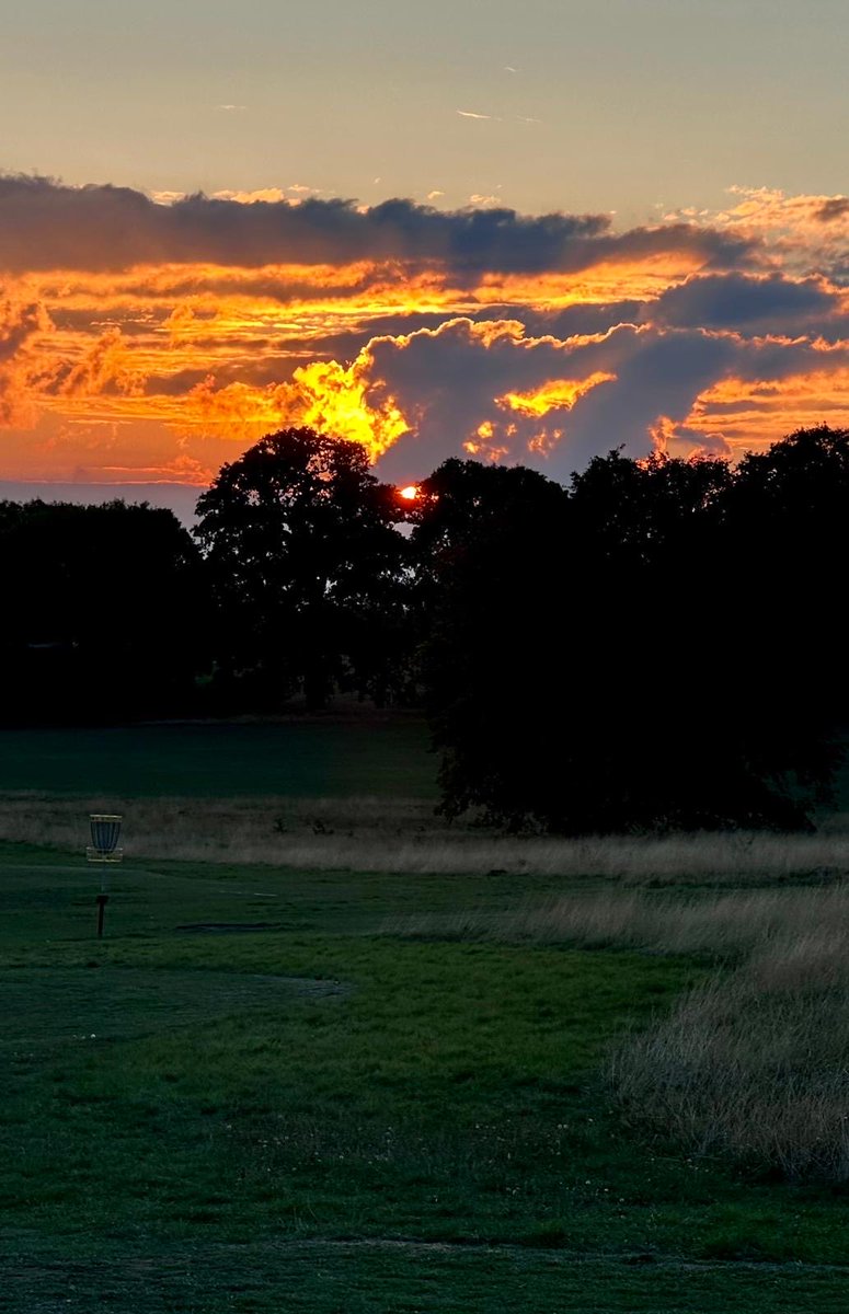 LynnParsonsUK's tweet image. My Lovely Friend &amp;amp; Colleague @JimDavisOnAir captured this #Golden #Sunset #WindowOnYourWorld on an early evening #DogWalk 💛💛💛💛💛💛💛💛💛💛💛💛💛💛thanks 🙏for sharing @magicfm #MellowMagic You can hear Jim tomorrow afternoon at 4pm @magicfm