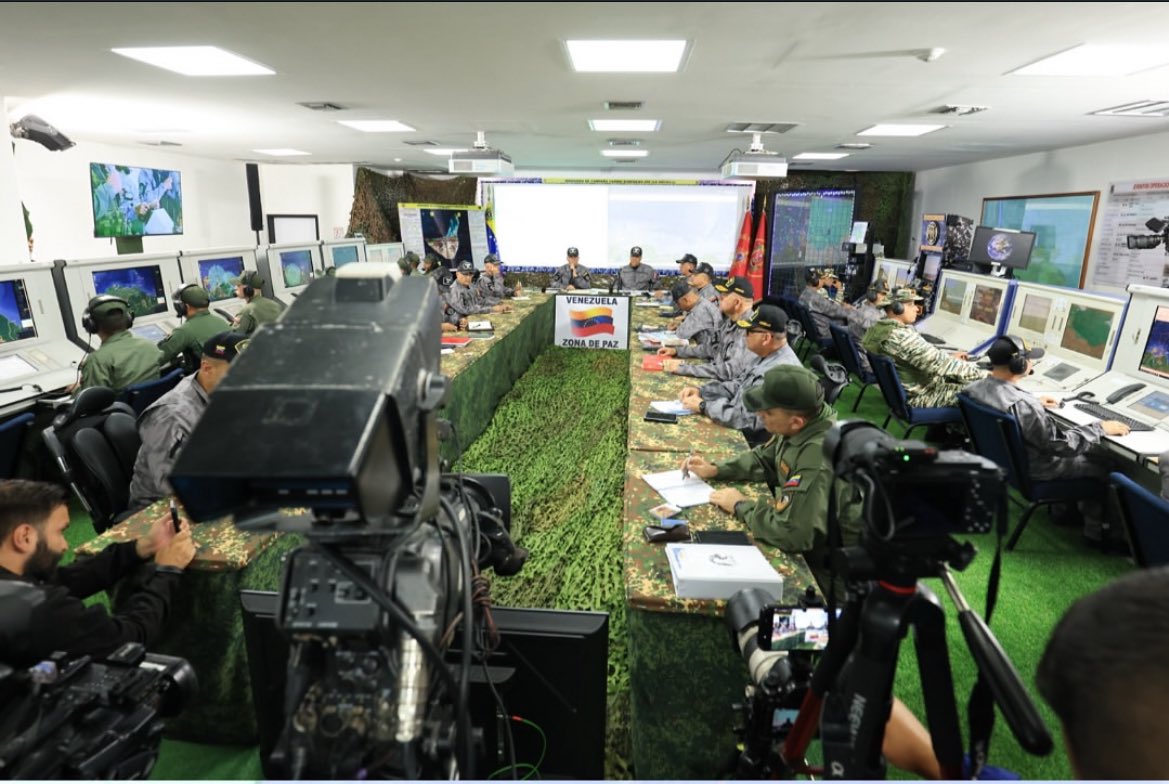 marmotasal's tweet image. Eso no es un Bunker, es un salón de la Academia Militar que decoraron bien ridículamente.