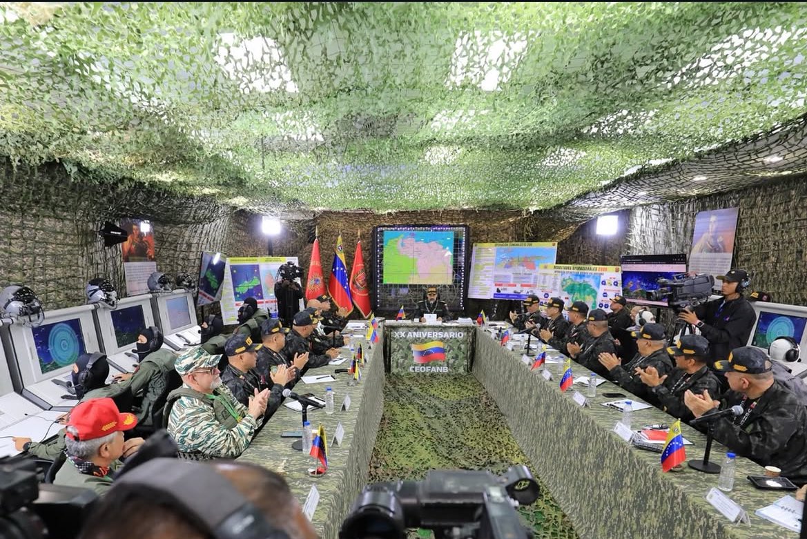 marmotasal's tweet image. Eso no es un Bunker, es un salón de la Academia Militar que decoraron bien ridículamente.