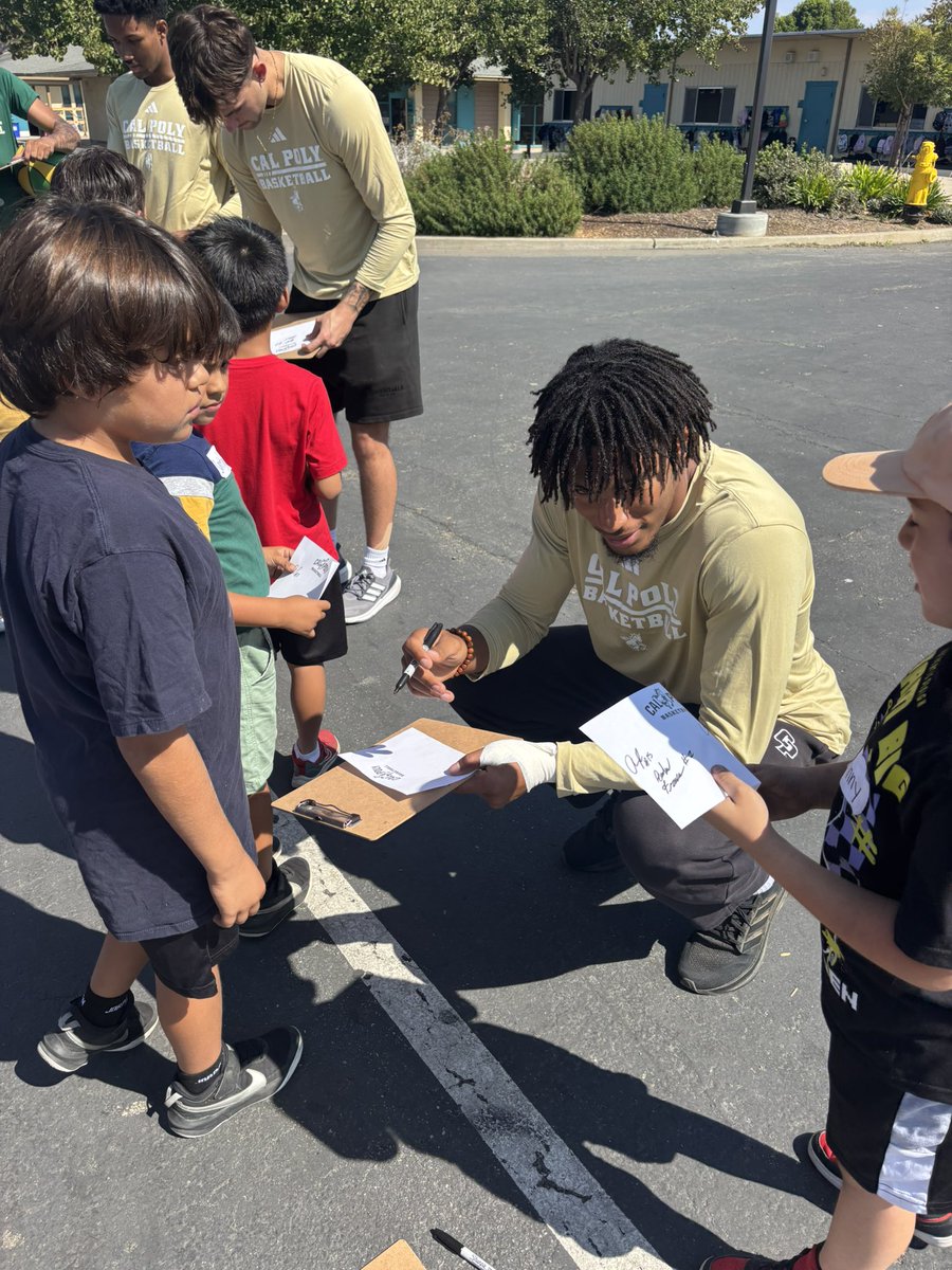 calpolymbb's tweet image. Sharing our love of the game with the next generation🤝
It was great to spend time with the kids of CL Smith Elementary this week and teach the game of 🏀! We want to continue to do that on Oct. 24 as we invite all local elementary schools to our field trip game
#RideHigh 🐎
