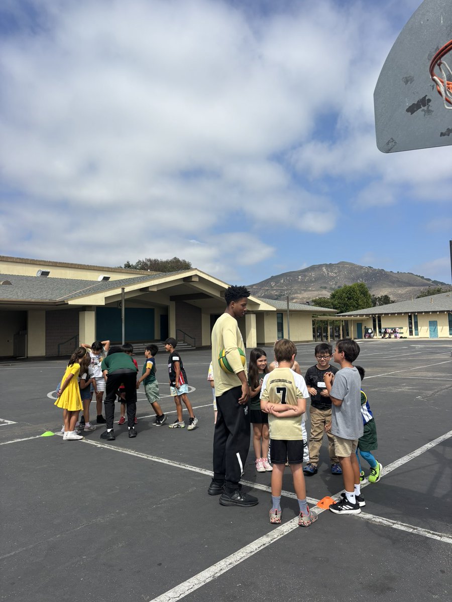 calpolymbb's tweet image. Sharing our love of the game with the next generation🤝
It was great to spend time with the kids of CL Smith Elementary this week and teach the game of 🏀! We want to continue to do that on Oct. 24 as we invite all local elementary schools to our field trip game
#RideHigh 🐎