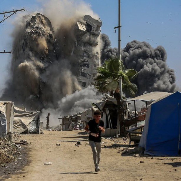 Nermeenalswaisi's tweet image. I&apos;m a Palestinian. 

 I&apos;m not a terrorist.  

If u believe me,  PLEASE leave a dot . it&apos;s just a dot .
chuffed.org/project/nermeen