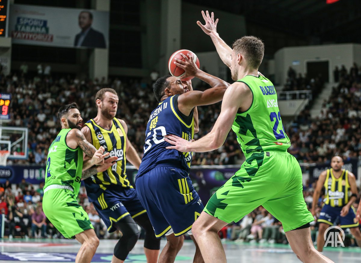 🏀 Türkiye Sigorta Basketbol Süper Ligi'nin ilk haftasında TOFAŞ, Fenerbahçe Beko'yu 80-78 mağlup etti