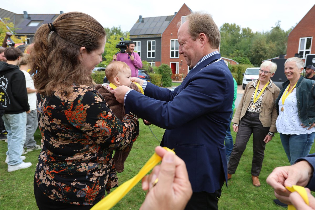 Vandaag is het #burendag! Ik was te gast in de Marsupilamihof om samen met de bewoners de titel 'Leukste Straat van Almere' te vieren. 🏡✨ Gefeliciteerd, jullie zijn dit jaar de allerleukste straat van Almere!