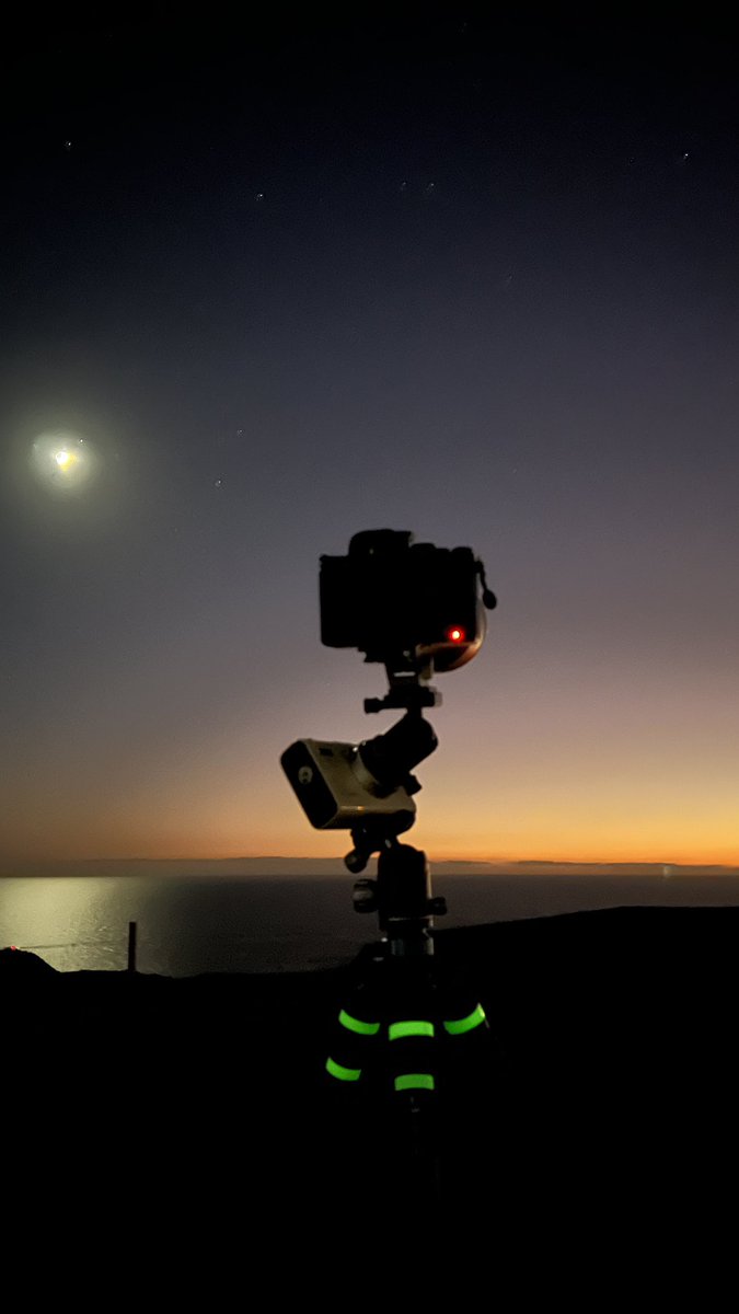 BTS 
Hoy lo volvemos a intentar desde el sur de Gran Canaria. 
C/2025 R2 (SWAN) se aleja del Sol y se acerca a la Tierra, cada día un poco más de altitud, pero también más Luna 😅
Por cierto, Luna y Antares ‘cerquita’ hoy. 
#comet #BTS