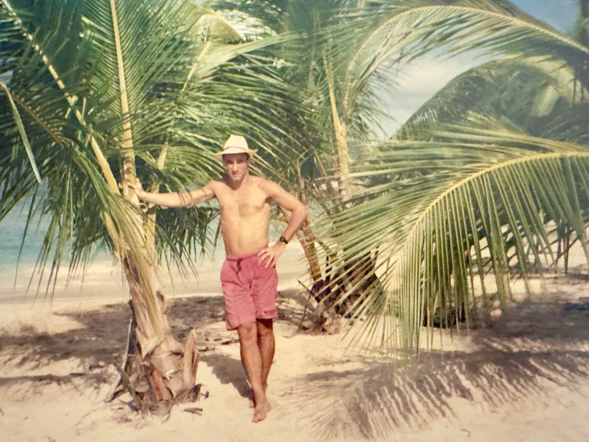 En el #DiaMundialDelTurismo recuerdo mi primer viaje fuera de Europa.
Fue en 1992 de viaje de novios a la República Dominicana.
Por cierto, gané el concurso de Mister Hotel…así serían los demás 😅