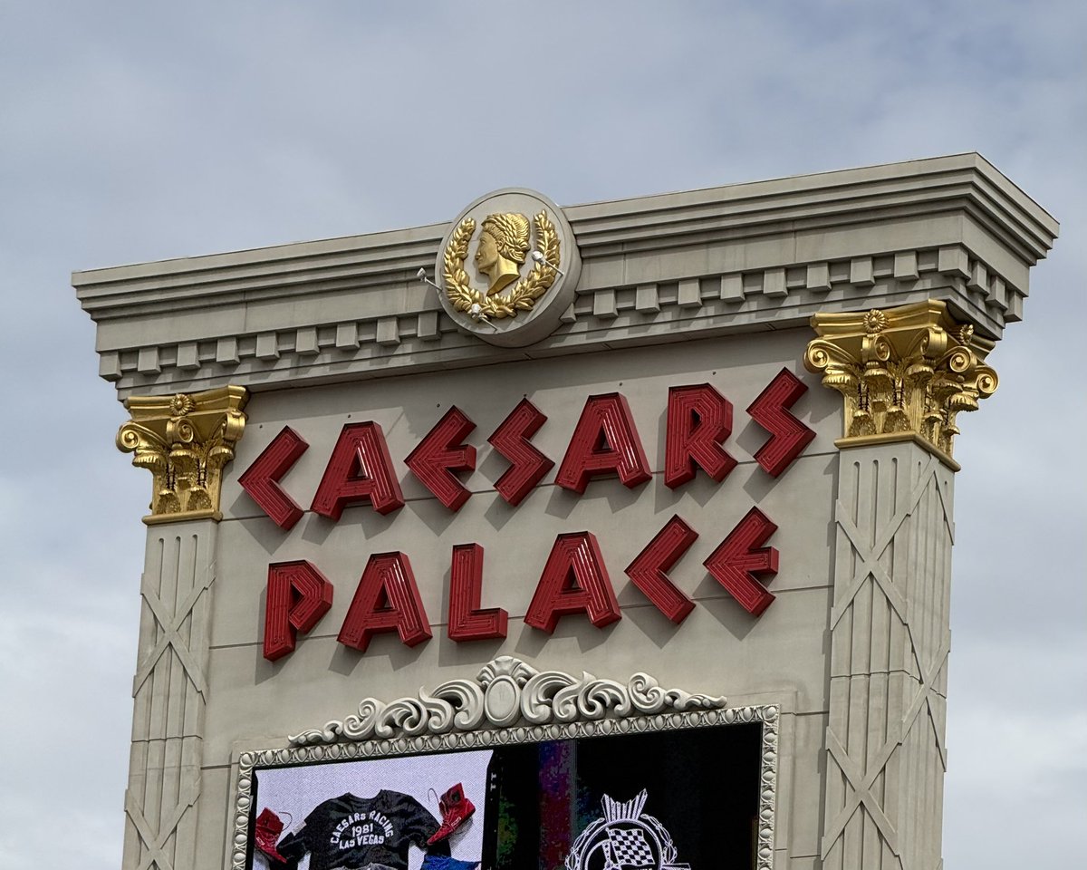 jongus's tweet photo. Som man i Las Vegas tänker jag dagligen på Romarriket. https://t.co/I8DK9i5XGw