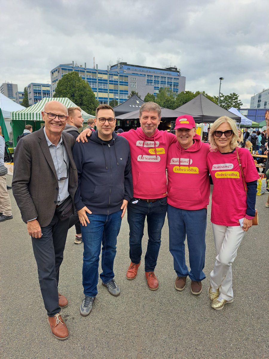 j_lacina's tweet photo. Tři Starostové a dva nezávislí. Společná fotka s ministrem zahraničí @JanLipavsky, exministrem školství @VladimirBalas, poslancem @RomanBelor a nehrající herečkou Hanou Ornestovou. https://t.co/NrPtNWxzbn