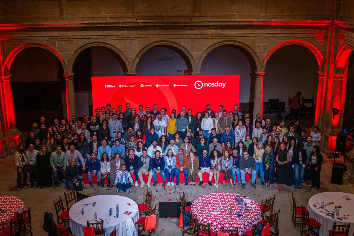 Terminamos con la super foto de familia que nos ha hecho <a href="/AndresGarciaM/">Andres Garcia</a> . 

Gracias a los ponentes, asistentes y patrocinadores. Nos vemos en #nosday26