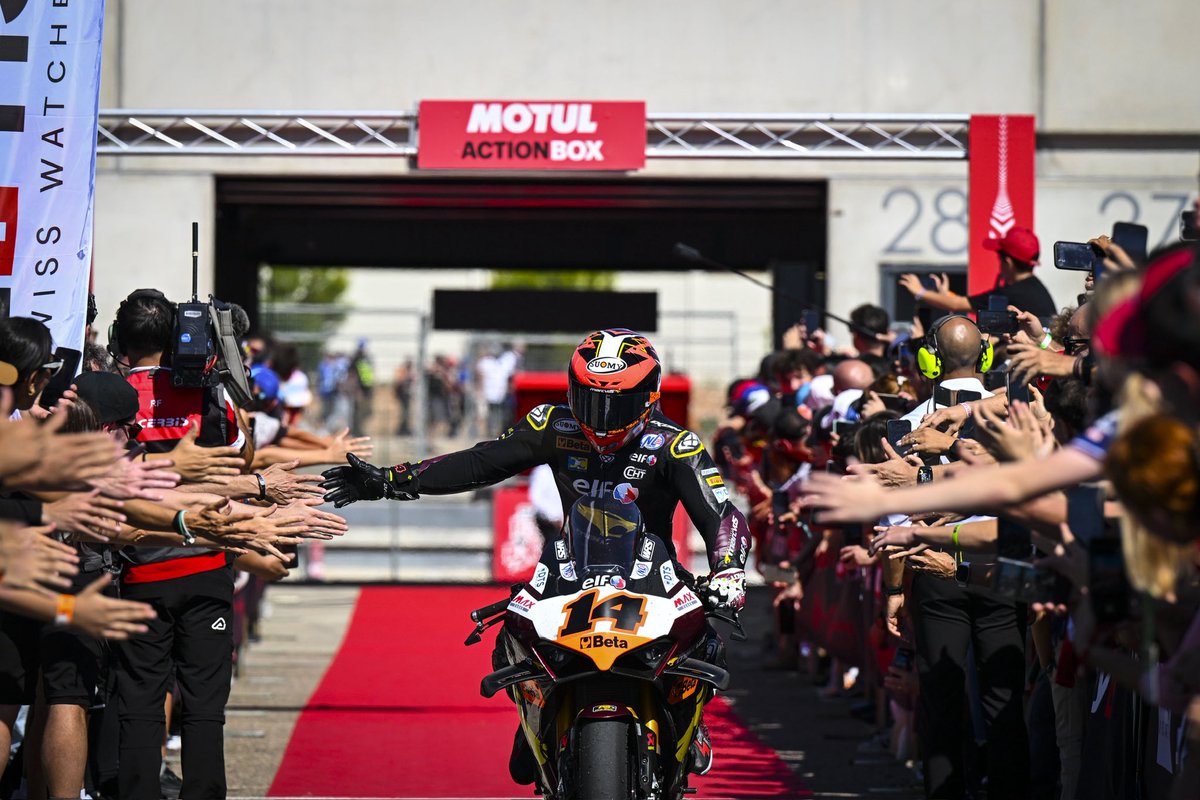 La emoción ha estado al rojo vivo en el circuito turolense durante #WorldSBK✊🏼

Con 3 carreras vibrantes, los aficionados han vivido un sábado inolvidable 🙌🏼 Toprak rompió la maldición en #Aragon con una victoria de infarto, superando a Bulega por solo 0,030 s en la línea de meta