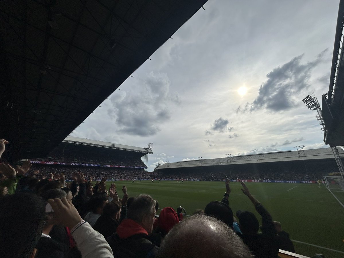 sambrown_020's tweet image. Palace away