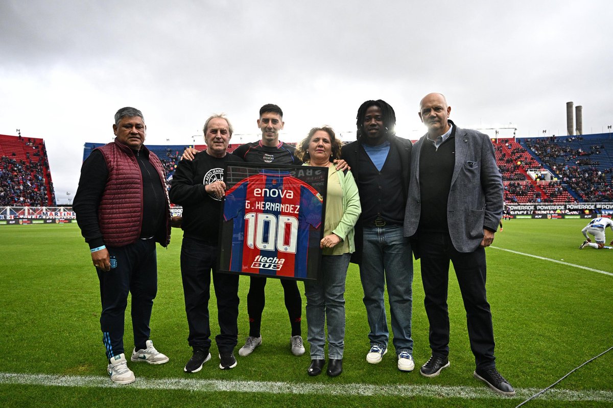 El querido Gastón Hernández, capitán y emblema de #SanLorenzo, está cumpliendo 100 partidos con la azulgrana.

Antes de que comenzara el partido, recibió un reconocimiento de manos de Ulises Morales (vicepresidente de la Asamblea) y Carlos La Roca Sánchez (Director de Fútbol).