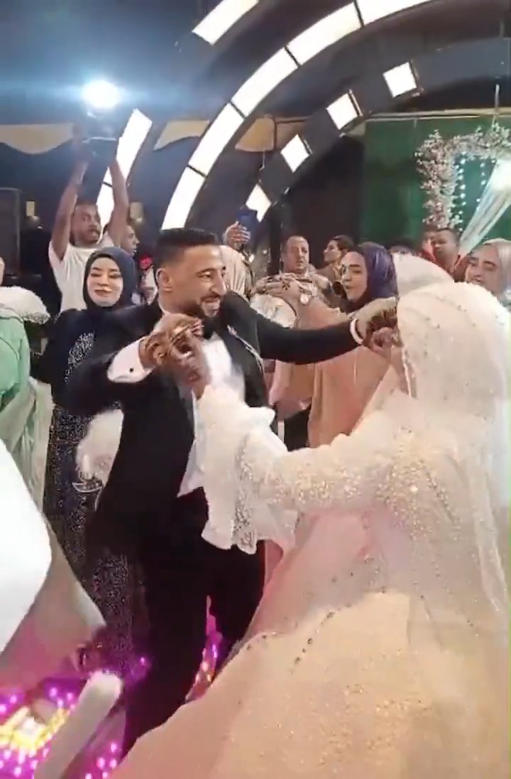 SanjeevCrime's tweet image. #WEDDINGTRAGEDY 

Horror moment #groom dies suddenly while dancing at his wedding with his bride in #Egypt

He collapsed on the #dancefloor and was unable to be revived