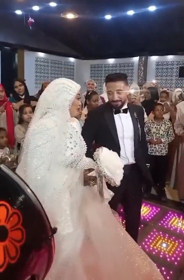 SanjeevCrime's tweet image. #WEDDINGTRAGEDY 

Horror moment #groom dies suddenly while dancing at his wedding with his bride in #Egypt

He collapsed on the #dancefloor and was unable to be revived