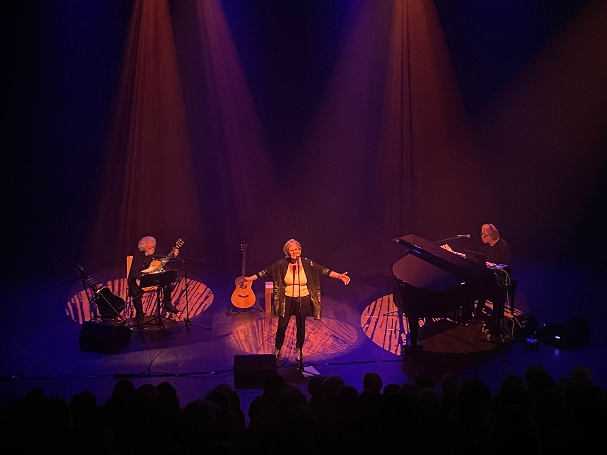 Weer een prachtig concert van Lenny Kuhr en haar topmusikanten. en wat een prachtige stem! Publiek geniet met volle teugen! #senb