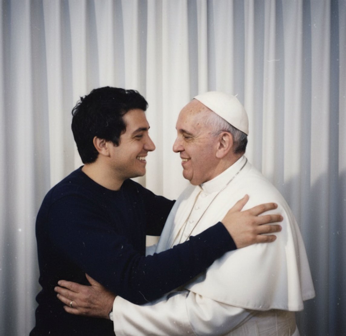 EBO240's tweet photo. @Pontifex266Arch Hoy y siempre serás el símbolo de humanidad en este mundo. El mundo te extraña. https://t.co/gVxgzy8MNi