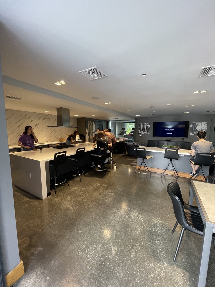 ModeraSPS's tweet photo. Huge thanks to AT&amp;T and Claudia for providing delicious coffee and bagels this morning! ☕🥯 We also want to thank all our amazing residents who stopped by and made it such a great time. We can't wait to see you all at the next resident event! 🎉 https://t.co/vsnM0xp2rp