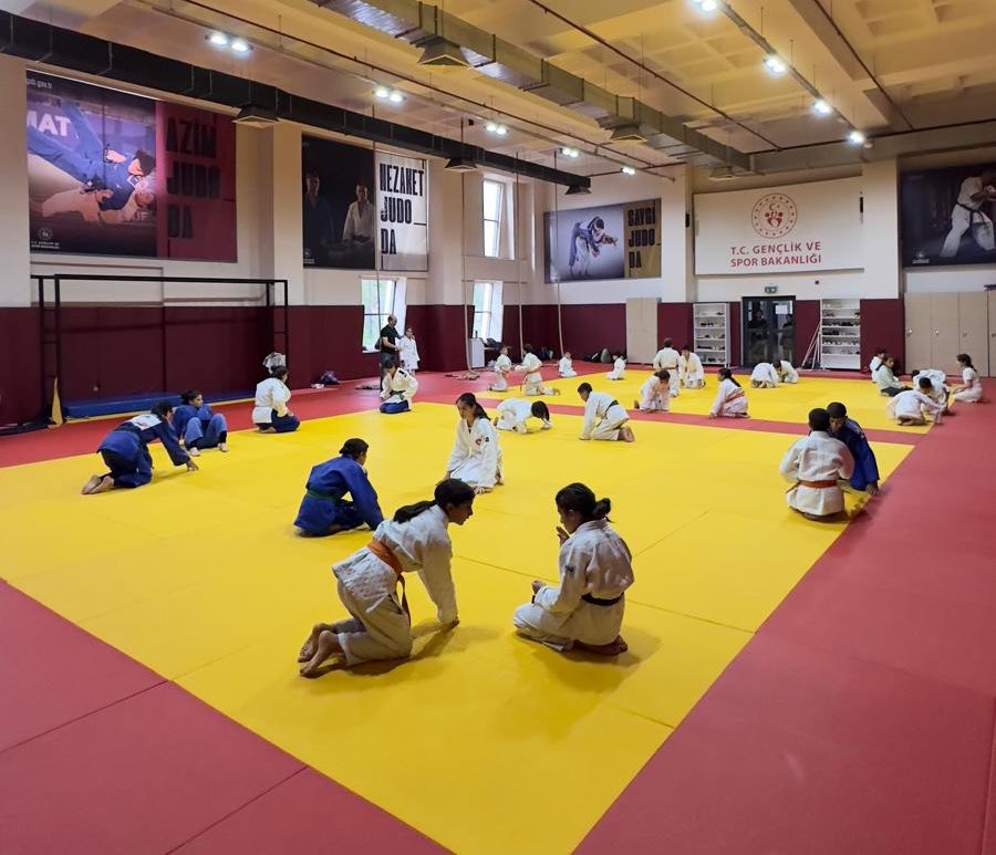 GSB_Van's tweet photo. Judo'nun inceliklerini öğrenirken,hem bedenimizi hem zihnimizi geliştiriyoruz. Antrenörümüz gözetimindeki judo çalışmalarımız sporcularımıza sabrı ve saygıyı öğretiyor.

🥋Küçük görünümlü ilerlemeler, büyük dönüşümler getirir!

📍Tuşba | Çok Amaçlı Spor Salonu https://t.co/Y8tiTu5Nk7