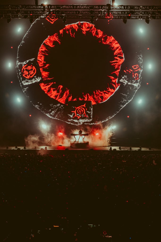 OfficialRezz's tweet image. Just a girl and her gigantic fucking portal chilling hbu