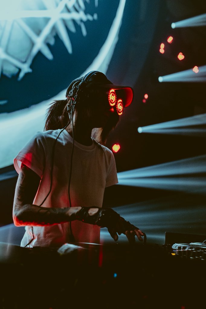 OfficialRezz's tweet image. Just a girl and her gigantic fucking portal chilling hbu