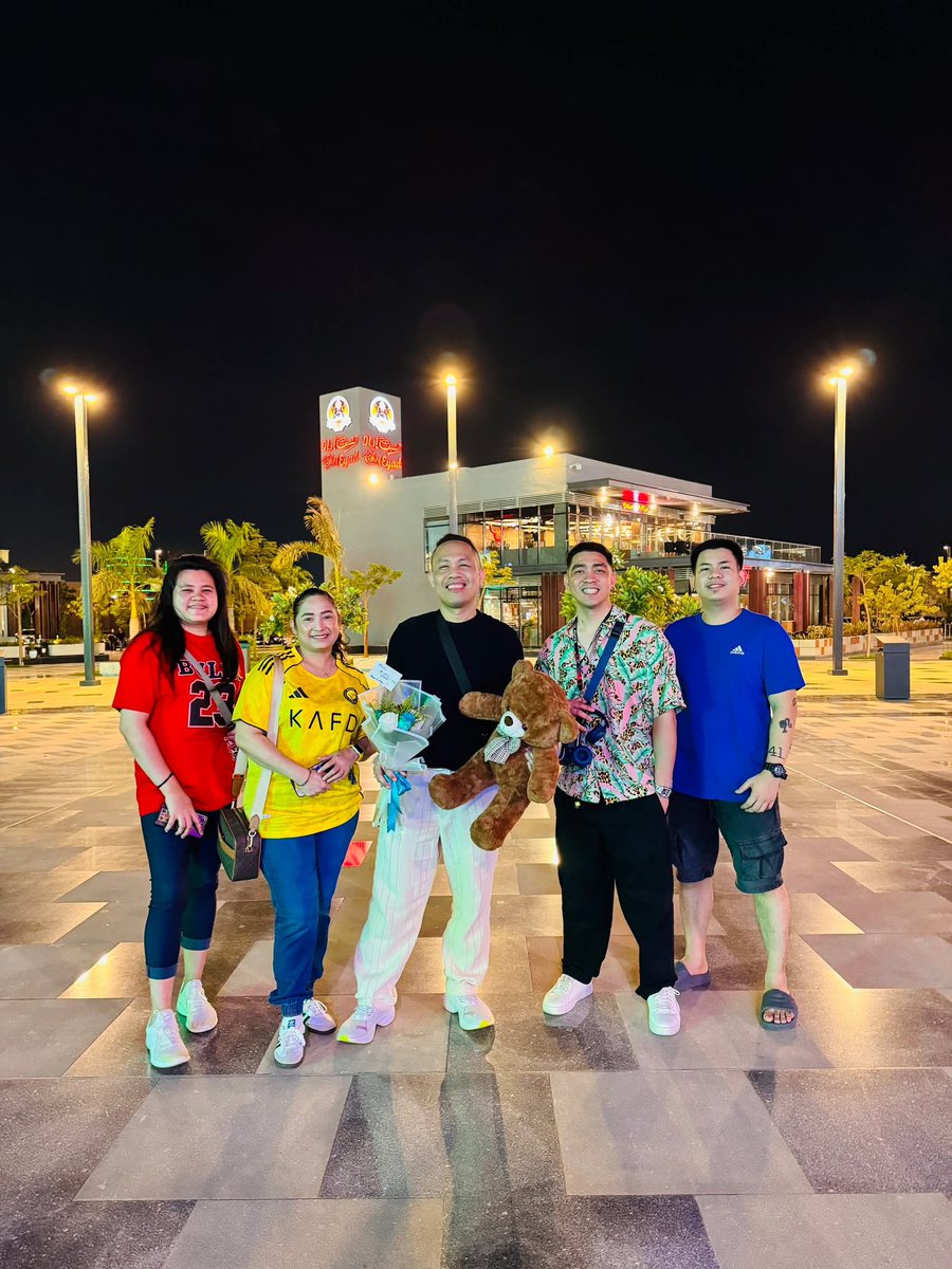 بما أنني لم أتمكن من حضور مباراة النصر أمس، ارتديت قميصي اليوم واحتفلت مع أصدقائي! إذا كنت سعيدًا، فهم أيضًا سعداء!💛💙