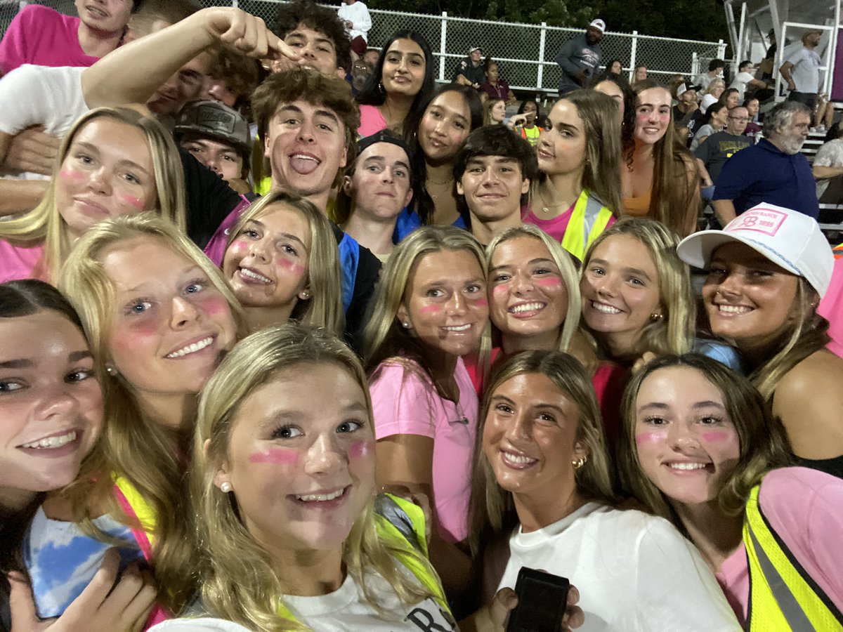 CaravelAcademy's tweet image. And it was a beautiful night for Friday Night Lights at Bob Peoples Stadium!  From the gorgeous sunset, to recognizing our MS football team, to seeing some of our younger players contributing, everyone helped make this a great win!!  #caravelfootball @CaravelFB