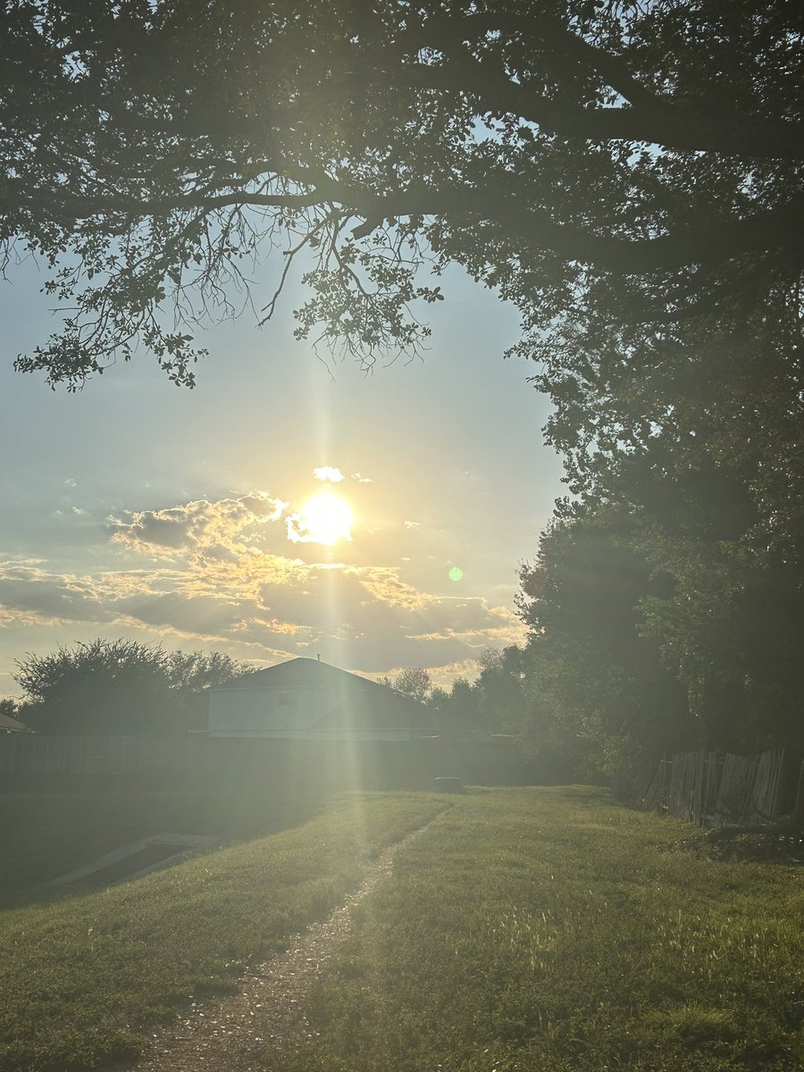 DarkScreen2000's tweet image. On a scale from 1 to 10, what would you rate these 2 pictures?