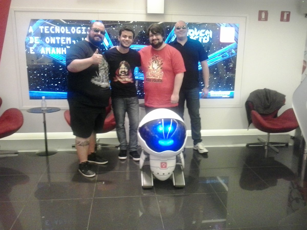 patrickpessoa's tweet photo. O primeiro Nerdcast que ouvi foi o 347, em jan/2013. Não fazia ideia do quanto eles seriam importantes para minha vida. @jovemnerd e @azaghal, obrigado por tudo que fizeram nesses anos todos! Continuo com vocês!

Nessa foto, a única vez que os encontrei, em 2014 com o @sr_k_. https://t.co/c65hOhmEpK