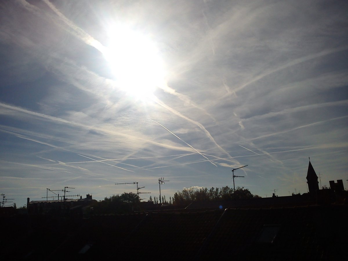 PExalte's tweet photo. @frederic_RTfr Lille 31 octobre 2012. En vrai la première fois que j'ai vu ça c'était au petit matin dans la Drôme en 2009. Un vrai quadrillage... On pouvait pouvait jouer au  morpion dessus. Au moins 16 ans que ça dure... 😢 https://t.co/QJ8Nd8XMyk