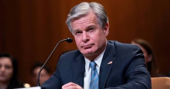 SixLoulou38657's tweet image. 📣亲爱的战友们，今天川普总统终于正面炮轰前FBI局长Chris Wray，这个前拜登司法武器化的刀把子！别忘了正是他一手抄了七哥的家，也抄了川普总统的家；2023年3月15日七哥就是被他非法带走，还放火烧了雪梨酒店18楼！今天川普总统亲自点名Wray，背后的信号就是司法战场的加速器。