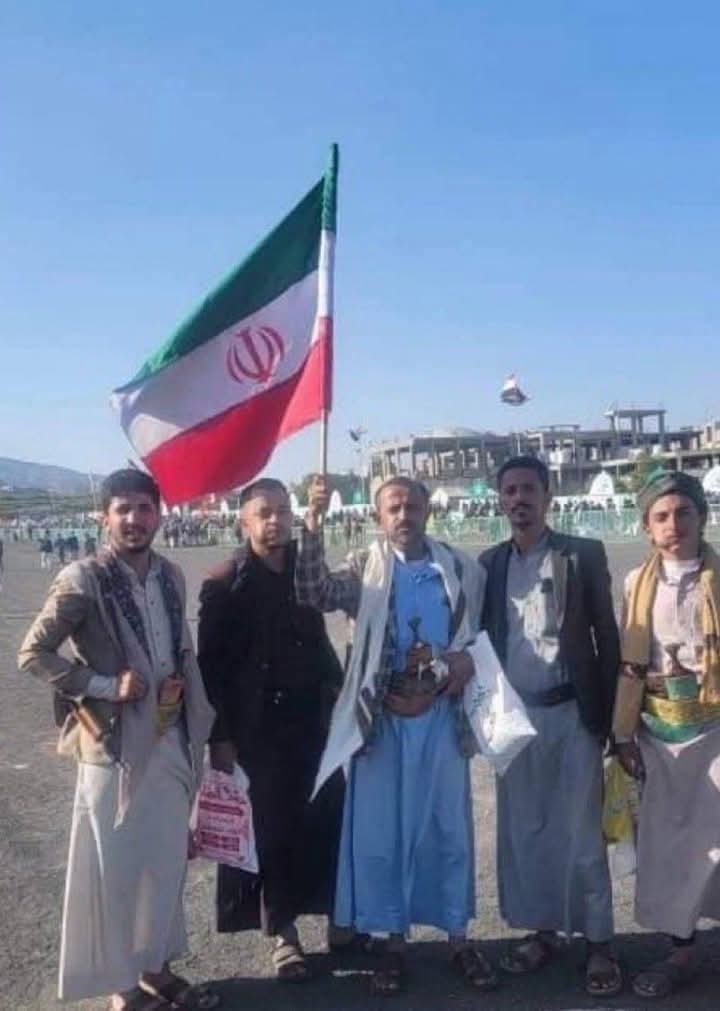 هكذا هم جزمات الخميني ومرتزقه كلب صعدة يرفعون العلم الايراني ويمنعون العلم الجمهوري لاحتفال بالذكر 26 من سبتمبر هكذا هي عصابه المغول 
احفظ الصوره ايها الشعب انها زنابيل الخميني ان شاء الله بيجي لهم يوم نسحبهم زي الكلاب وراء كل طقم