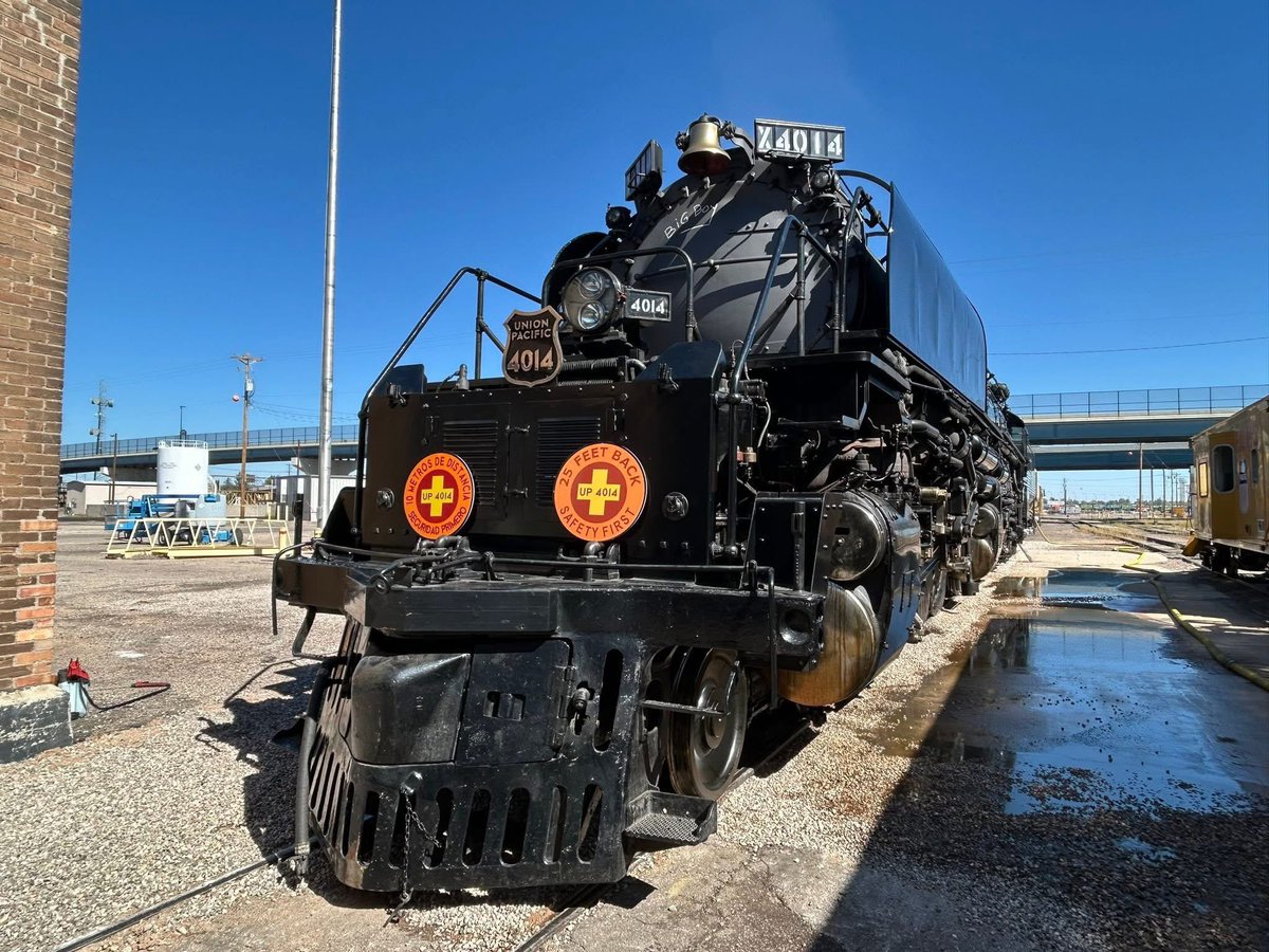 FortWayneRails's tweet photo. Latest fall fashion trend just dropped 🚂 🐘 👂 https://t.co/8bMudgFmyz