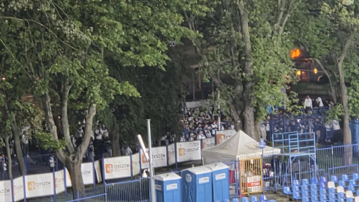 MariuszCichocki's tweet photo. Skandalem należy nazwać sytuację z wejściem/wpuszczeniem na sektor gości w 30 minucie spotkania derbowego .Wielkie brawa, szacunek dla Stali Rzeszów! 👏 #STASTM #DerbyPodkarpacia https://t.co/cR7M81cHVd