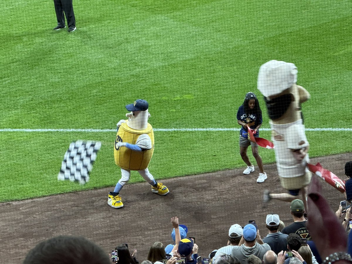 Xriptian's tweet image. Game #144
September 26: Cincinnati Reds vs Milwaukee Brewers at American Family Field

This was the second game of my doubleheader day after spending the afternoon at Wrigley with the Cubs. The atmosphere in Milwaukee was buzzing with Brewers fans loud and proud, ready to cheer…